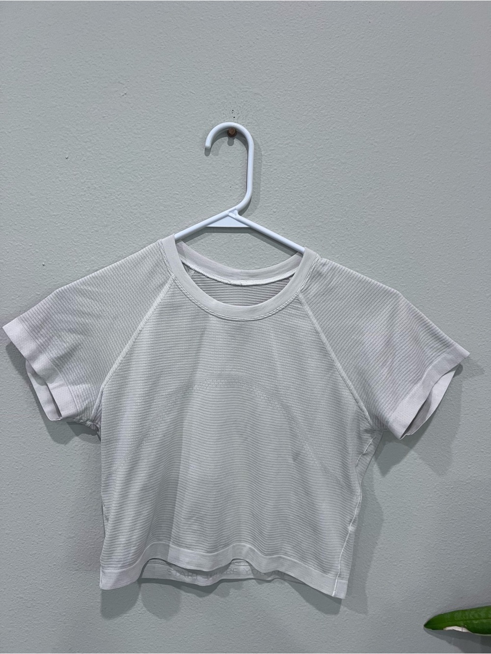 Lululemon Swiftly Tech Cropped Short-Sleeve
Shirt 2.0 | size 8 - Picture 2 of 2